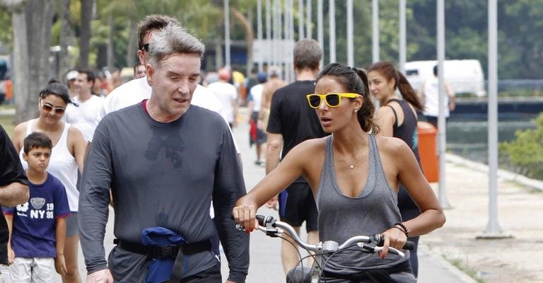 O empresário, que semana passada perdeu o posto de homem mais rico do Brasil, caminha com a namorada após correr na Lagoa Rodrigo de Freitas, Rio. - -