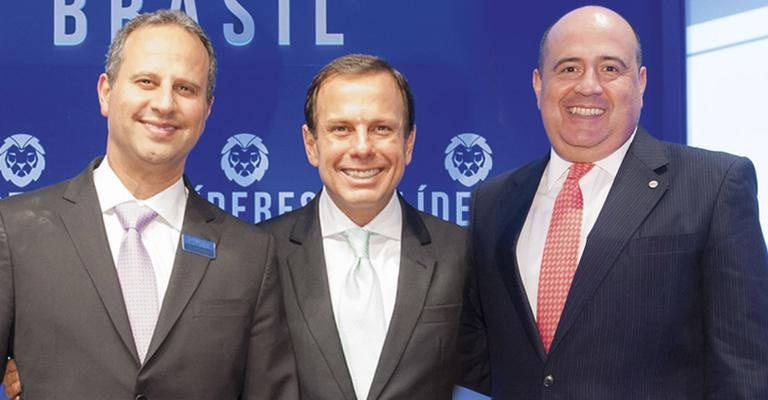 Em São Paulo, o Grupo de Líderes Empresariais, Lide, e o Grupo Doria, ambos pilotados por João Doria Jr. (ao centro), além do SBT, representado por José Roberto Maciel e Glen Valente, promovem a entrega do 2º Prêmio Líderes do Brasil. “Essa cerimônia - -