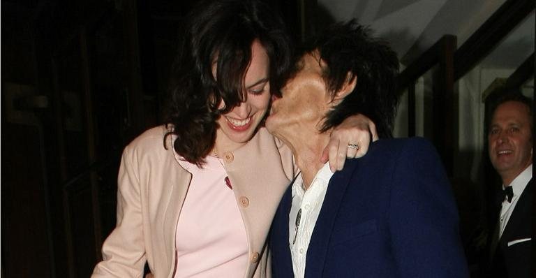 Recém-casados, Ronnie Wood e Sally Humphreys se beijam ao deixar o hotel Ritz, em Londres - Splash News