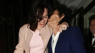 Recém-casados, Ronnie Wood e Sally Humphreys se beijam ao deixar o hotel Ritz, em Londres - Splash News