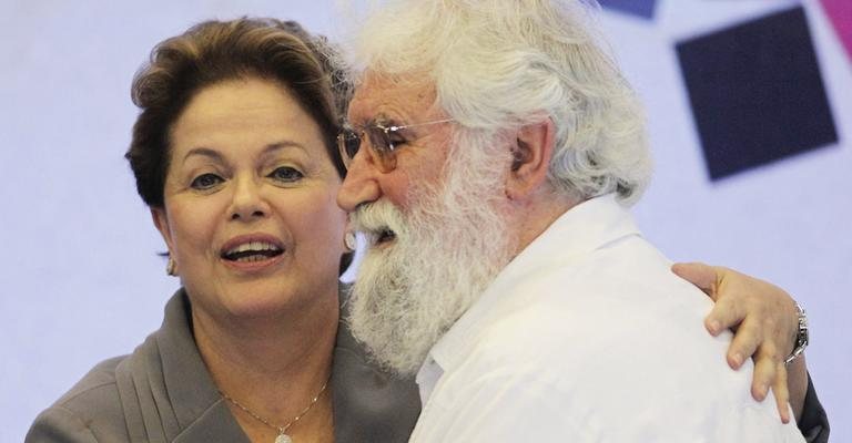 A presidente do Brasil, Dilma Rousseff, cumprimenta o teólogo Leonardo Boff na entrega do 18° Prêmio Direitos Humanos, no Palácio do Planalto, em Brasília. - -