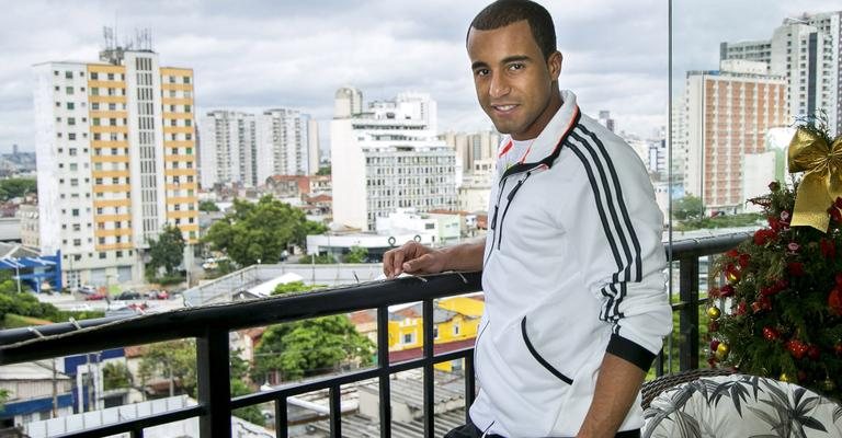 Na sacada do apartamento na zona oeste da capital paulista, Lucas aprecia a cidade. - Caio Guimarães