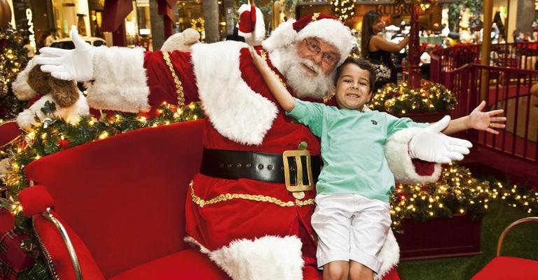 Em um shopping carioca,o ator mirim da trama das 9 faz uma grandefarra no colo de Papai Noel. - Ivan Faria