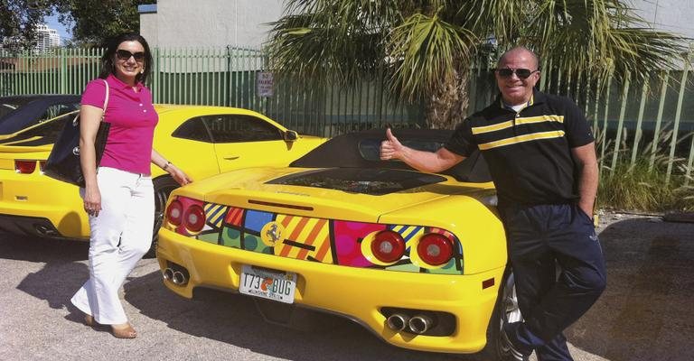 O marchand Robson Britto, e a amada, Liz Britto, ambos radicados em São Paulo, visitam o irmão dele, o artista plástico pernambucano radicado em Miami, Flórida, Romero Britto, e se divertem com a Ferrari personalizada com os inconfundíveis traços e cores - -