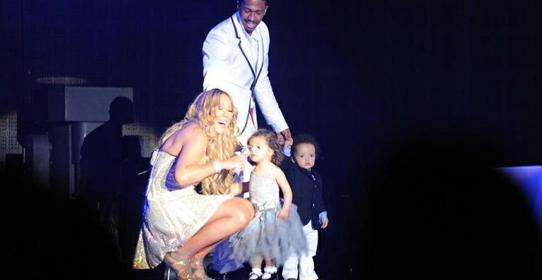 Mariah Carey com o marido, Nick Cannon, e os filhos gêmeos, Monroe e Moroccan - Reprodução / Facebook