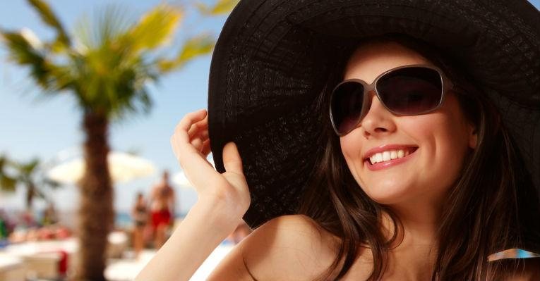 Na praia ou na piscina, além do sol, a água do mar e o cloro podem prejudicar a saúde da pele. Para aproveitar o verão, além do protetor solar, tenha sempre em mãos um óculos de sol e um chapéu - Shutterstock