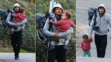 Orlando Bloom passeia com seu pequeno Flynn por praia de Los Angeles, Estados Unidos - The Grosby Group