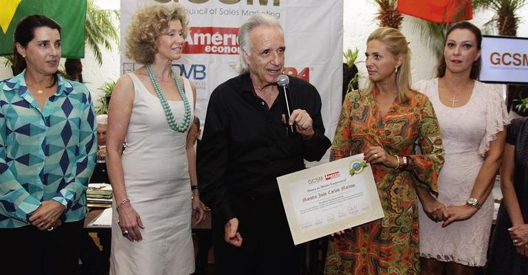 Martins agradece homenagem entre Paula, Ivone, Neusa e Rita. - -