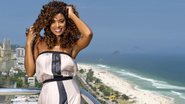 Na sacada, com a vista da praia da Barra da Tijuca, Rio, a atriz festeja o êxito da carreira de oito anos - Vinícius Ziehe