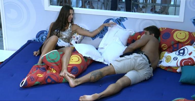 Kelly e André conversam na Casa de Vidro, do BBB 13 - Reprodução