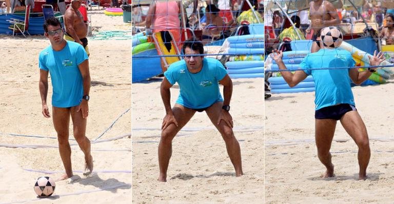 Thierry Figueira mostra habilidade ao jogar futevôlei na praia do Leblon, Rio de Janeiro - J. Humberto/AgNews