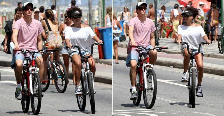 Felipe Dylon e Aparecida Petrowky pedalam pela orla de Ipanema, no Rio de Janeiro - Andre Freitas/AgNews