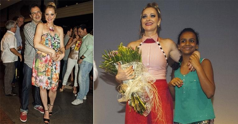 Após a encenação, Ronaldo Braga cobre de carinho a mulher e estrela da peça.Atriz, que interpreta uma palestrante que dá dicas para uma vida melhor na peça cômica, em cartaz até março, se emociona ao receber um buquê da herdeira, Maria Gabriela. - Ivan Faria