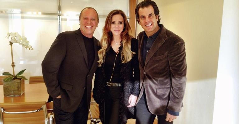 Cristiana Arcangeli, entre o estilista Michael Kors e Alvaro Garnero, eleito dela, visita NY, onde planeja lançar linha de produtos de beleza. - -