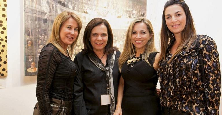 Em Miami, Zilu Camargo prestigia a amiga, a artista plástica Carmem Gusmão (3ª esq. p/ dir.) com Bia Duarte e Ana Paula Gonçalves. - -