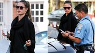 Alessandra Ambrosio leva multa de trânsito - Grosby Group