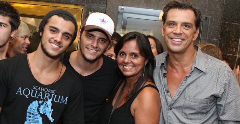 Felipe Simas, Bruno Gissoni, Ana e Beto Simas - Raphael Mesquita / Foto Rio News