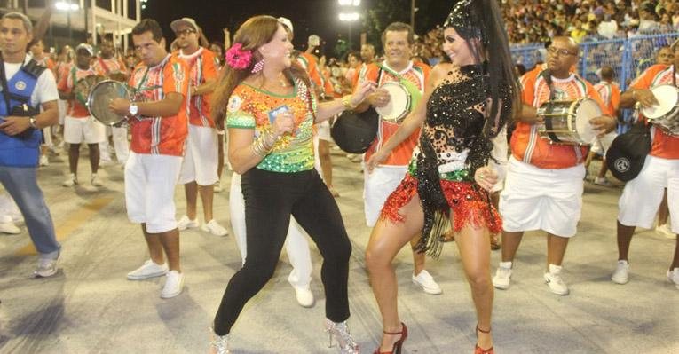 Susana Vieira mostra o samba no pé e desafia Carla Prata, rainha de bateria da Grande Rio - Angews