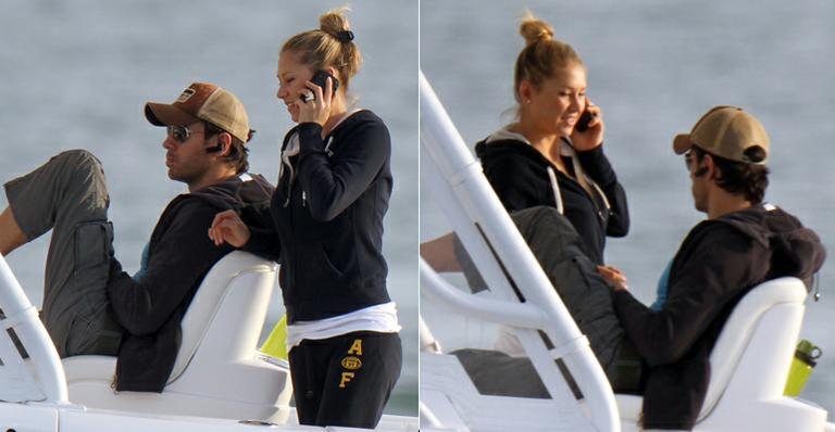 Enrique Iglesias e Anna Kournikova curtem passeio de barco por Miami - The Grosby Group