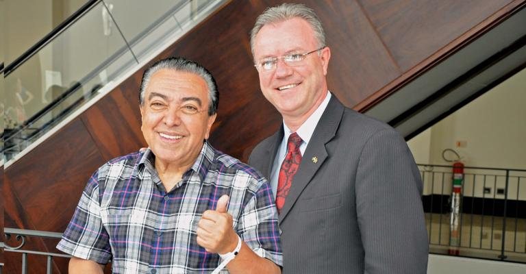 O cartunista Mauricio de Sousa autografa gibi sobre a importância de proteger a pele do sol em resort de Atibaia, no interior de São Paulo, gerenciado por José Ozanir. - -