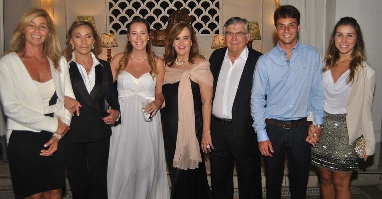 Viviane Bueri, com a mãe, Norma Bueri, felicita a filha, Pamela Bueri Villar, por seu casamento, ladeada pelos sogros, Neli Villar e João Villar, e pelo irmão, Ricardo Bueri, com a eleita, Yasmin Bueri, em hotel seis estrelas em Copabacana, no Rio. - -