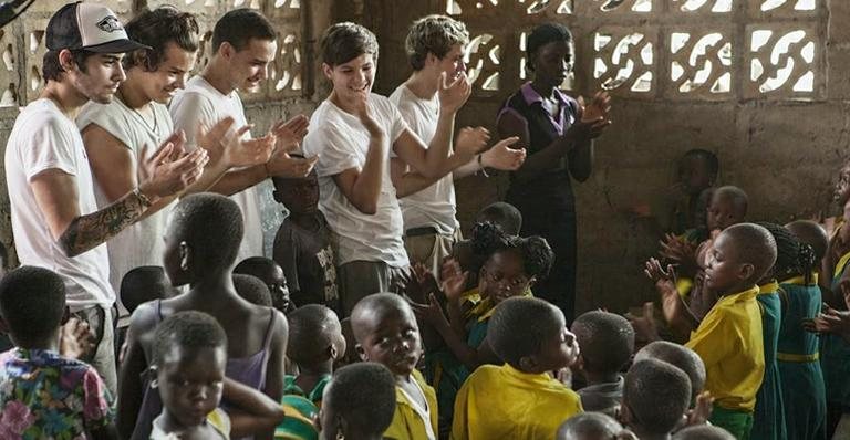 Meninos do One Direction visitam escola em Gana, na África, em prol de causa social - Reprodução / Twitter