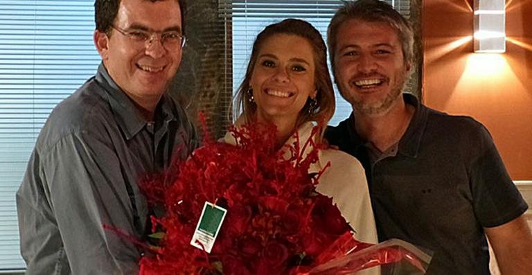 Carolina Dieckmann entre os diretores Marcos Schechtman e Fred Mayrink - Reprodução / TV Globo