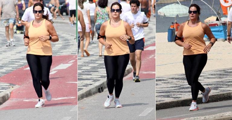 Renata Ceribelli corre pela orla do Leblon, no Rio de Janeiro - J. Humberto/AgNews