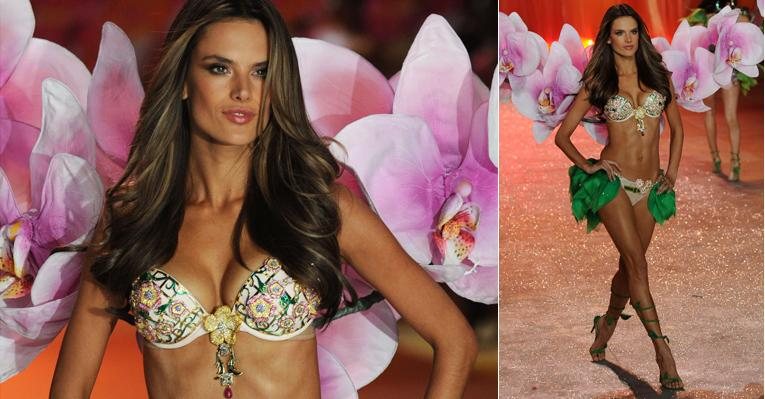 Alessandra Ambrosio desfila com sutiã feito de pedras preciosas pela Victoria's Secret - Getty Images