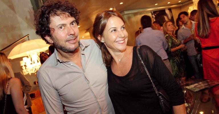 João Armentano e sua eleita, Cris Armentano, abrilhantam festa de revista de mostra de arquitetura e décor. - -