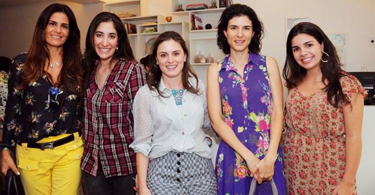 Carolina Dib Abrão celebra a abertura da pâtisserie de sua cunhada, Fernanda Jereissati Dib, ao centro, prestigiada por Alessandra Nahas, Otávia Sommavilla e Ana Maria Arakelin, em SP. - -