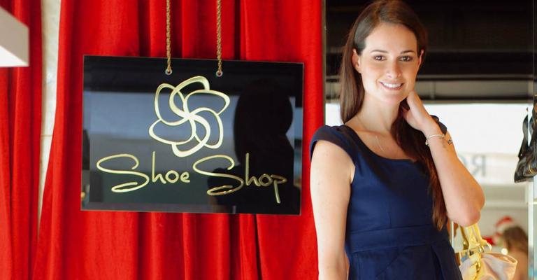 Miss Brasil 2011, Priscila Machado renova a sua coleção de sapatos em loja paulistana de exclusiva grife. - -