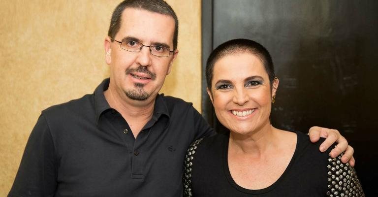 Em SP, o executivo Marcelo Barros recebe a cantora Isabella Taviani para show promovido pela Nova Brasil FM. - -