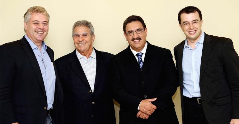 Em evento de entidade apoiadora do empreendedor, Ivan Hussni e Alencar Burti conferem palestra de Carlos Massa, o Ratinho, com Bruno Caetano, em Campinas, SP. - -