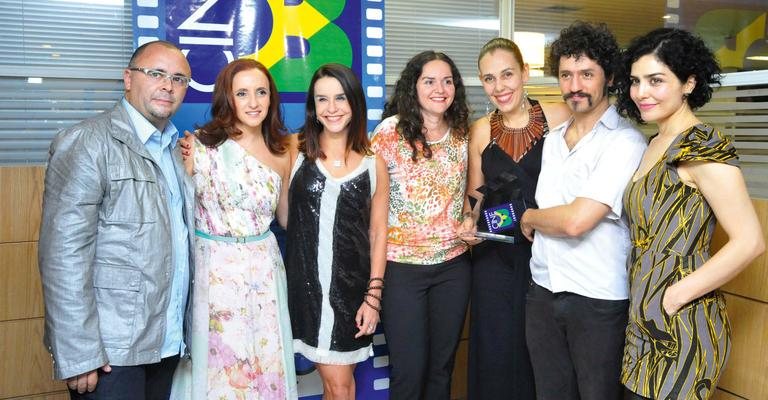 Cidálio Vieira Santos, Gorete Milagres, Lucélia Santos, Juvandia Moreira, Cynthia Alario e Fernando Alves Pinto, com a namorada, Letícia Sabatella, conferem entrega do 3º Prêmio CineB do Cinema Brasileiro, em SP. - -