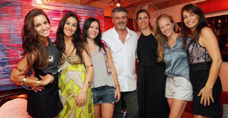 Renata Vanzetto, Bianca Bertoni, Renata Vicintin, Fabrizio Giannone, Elisa Stecca e Cecilia Echenique brindam à inauguração de novos corners da loja de moda e décor de Silvia Camargo, SP. - -