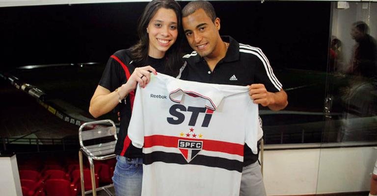 Em camarote de estádio paulistano, Emily Boldrin ganha camisa do São Paulo, seu time do coração, do craque Lucas, que acaba de trocar o clube pelo Paris Saint-Germain. - -