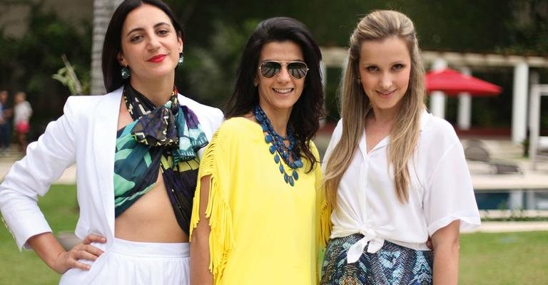 As diretoras de marketing Sandrine Nass e Pat C felicitam a jornalista Alexandra Farah por seu site de moda, SP. - -