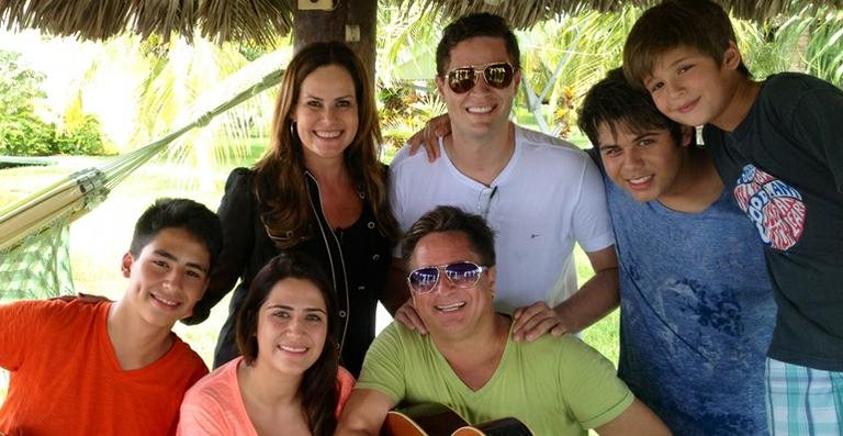 Renata Ceribelli com Pedro Leonardo e sua família - TV Globo/Divulgação