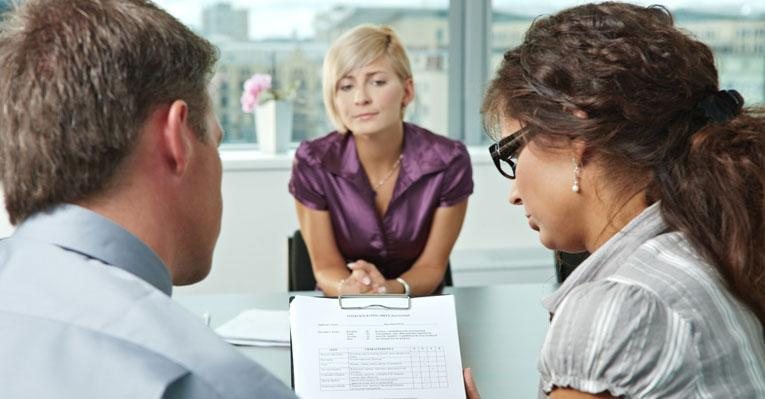 Saiba como escolher a roupa, o make e a cor do esmalte para a entrevista de emprego - Shutterstock