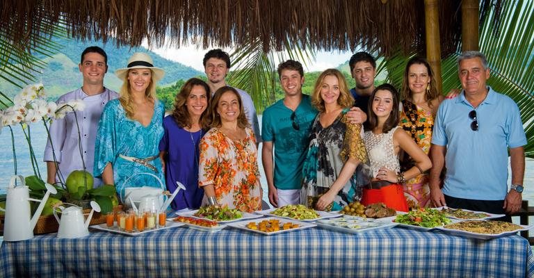 Gianne Albertoni, Totia Meireles e Cissa Guimarães entre os chefs Joca Mesquita e Fillipe Rizzato, Leonardo Miggiorin, Alexandra Richter, Daniel Rocha, Giovanna Lancellotti e o casal Patrícia e Mauro Naves. - Caio Guimarães, Martin Gurfein e Selmy Yassuda