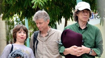 Ótimos companheiros de viagem, Mick, de boné, e o caçula chegam à ilha caribenha para dias de descanso. Em 2013, Mick e banda voltam à turnê. - Splash News