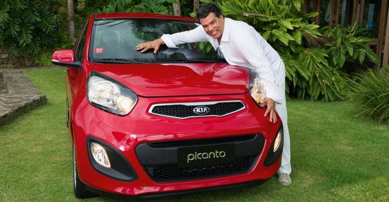 Maurício abraça seu Kia Picanto. - Cesar Alves, Maira Viera e Mica Gurmindo