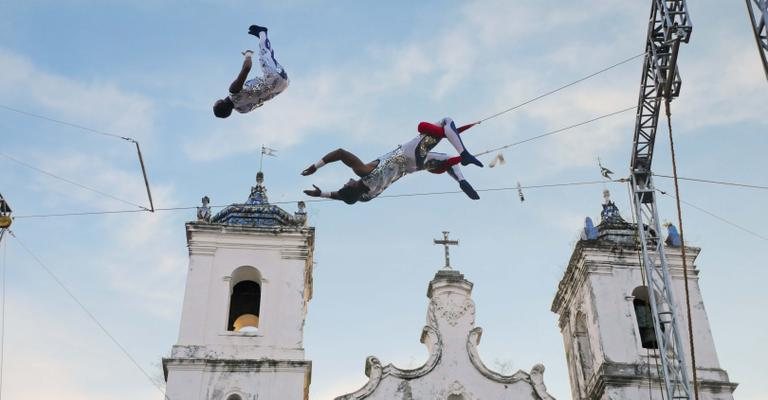 Apresentação de trapézio diante da igreja matriz da cidade. - Valter Pontes