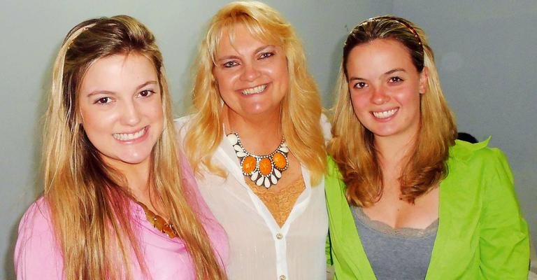 Nina Kuznetzow, ao centro, celebra seus 53 anos com as  filhas Raissa de Vita e Tatiana de Vita, com doações em prol de ONG de combate ao câncer, em São Caetano, ABC paulista. - -