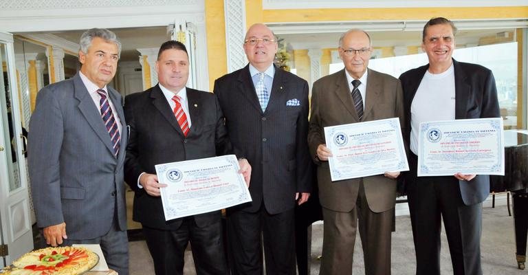 Em SP, Caetano Bedaque, Otoniel Lima, Ives Gandra da Silva Martins e Costa Carregosa são recebidos por Sérgio Redó, ao centro, pres. da Associação Paulista de Imprensa, em almoço pelos 80 anos da entidade. - -