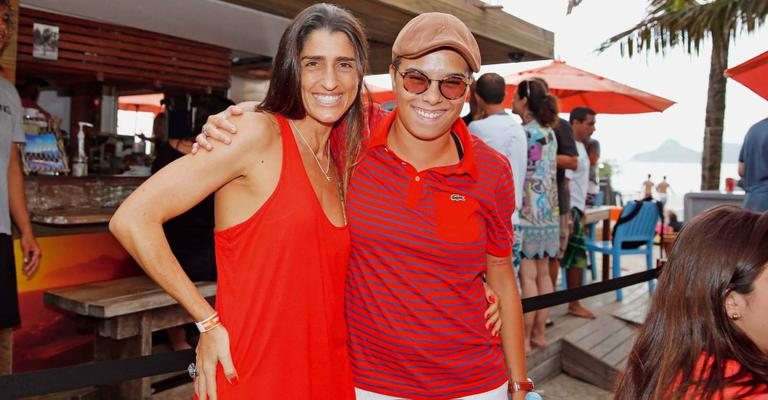 Maria Gadú e Cynthia Howlett festejam abertura de point de empresa de telefonia na praia da Barra da Tijuca, Rio. - -