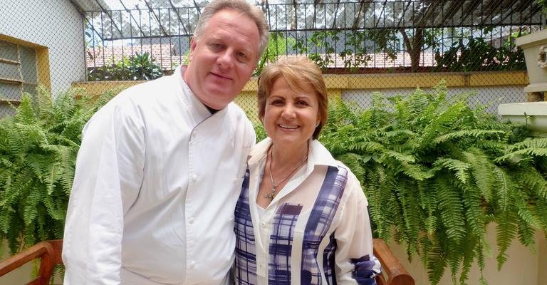 O chef suíço Christophe Besse com a ex-vice-prefeita de SP Alda Marco Antonio. - -