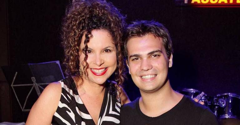 A cantora Juliana Aquino apresenta seu novo álbum, em São Paulo, e é aplaudida pelo amigo, o músico Leo Von. - -