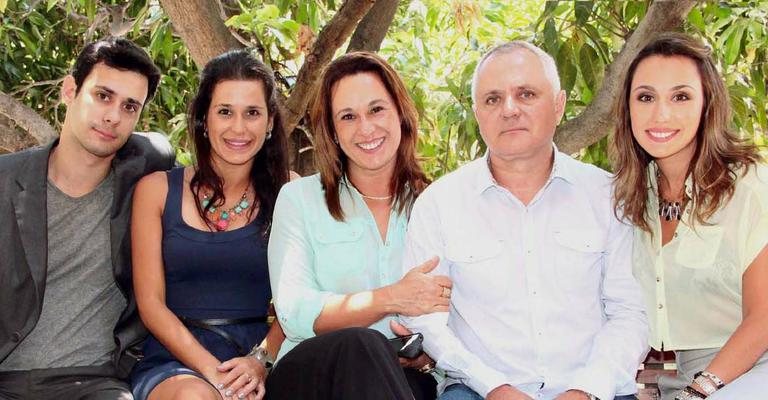 Com os irmãos Paulo e Jennifer Bernardo, e os pais, Conceição e Paulo Cesar Bernardo, Natasha Bernardo, em sociedade com Paulo, lança exclusiva marca de moda, SP. - -